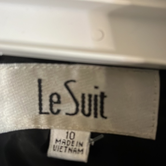 Ladies two piece skirt suit - Picture 5 of 6